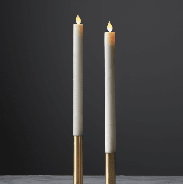 LED Bougie Cierge Twinkle Blanc De Star Trading - Les lumières fonctionnent sur batterie et disposent d'une minuterie intégrée qui vous permet de régler facilement les durées d'éclairage (6 heures allumées, 18 heures éteintes, répétitives).