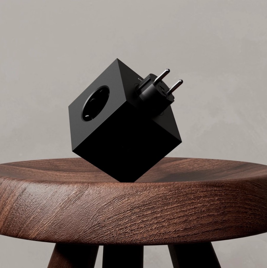Square 2 Socket extender with 30W Dual USBC Noir De Avolt - Rallonge de prise d'Avolt au design &eacute;l&eacute;gant avec un cube en plastique recycl&eacute; et une plaque magn&eacute;tique sur le fond pour l'accrocher au mur.