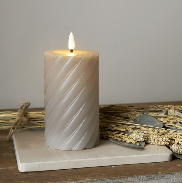 LED Bougie Pilier Flamme Swirl Gris De Star Trading - Bougie en cire grise Twistat de la série Flame.