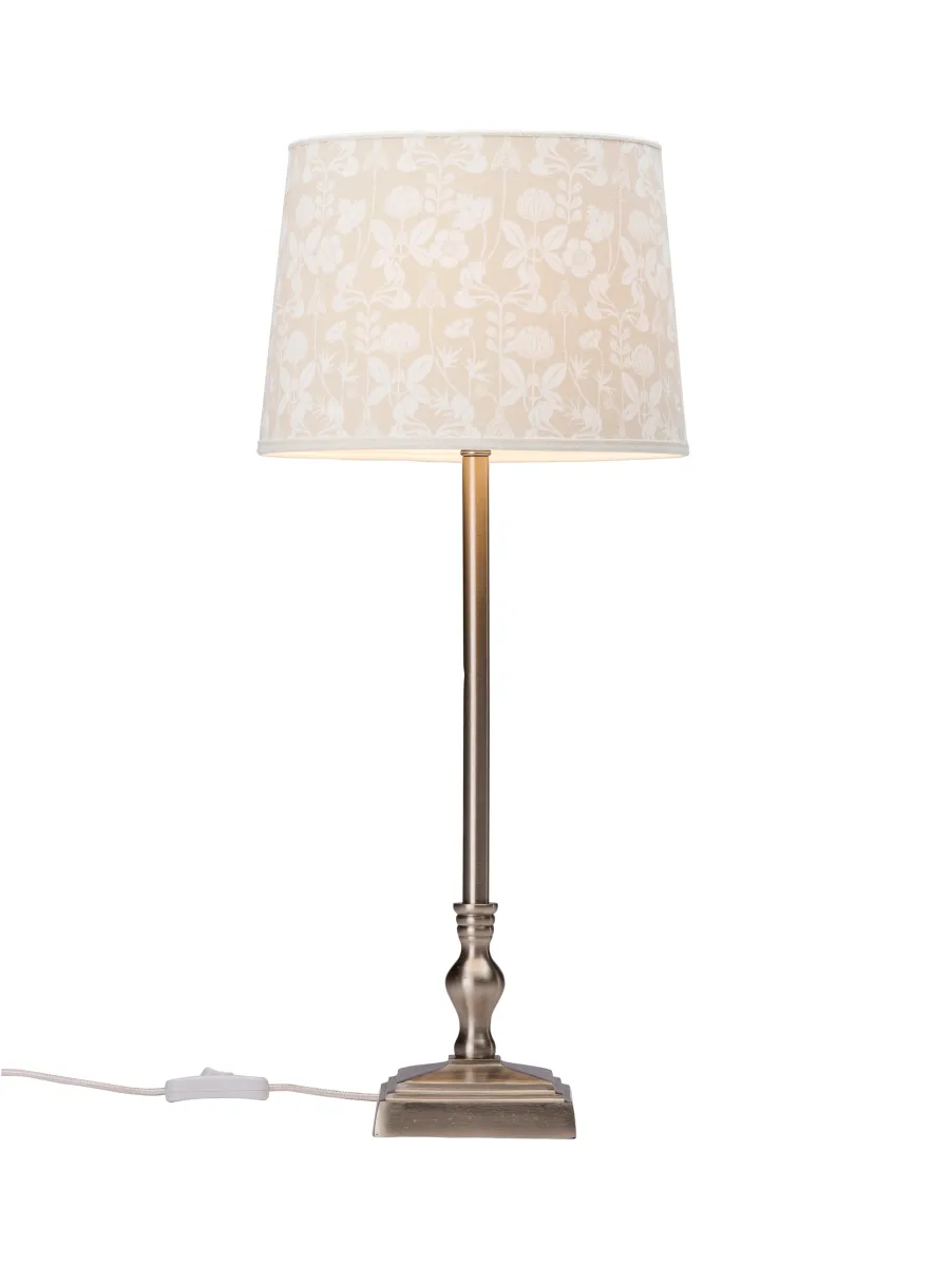 Lisa 58cm Chrome lampe de table De PR Home - Avec sa forme simple et ses détails raffinés, la lampe de table Lisa est le choix parfait pour de nombreux foyers.