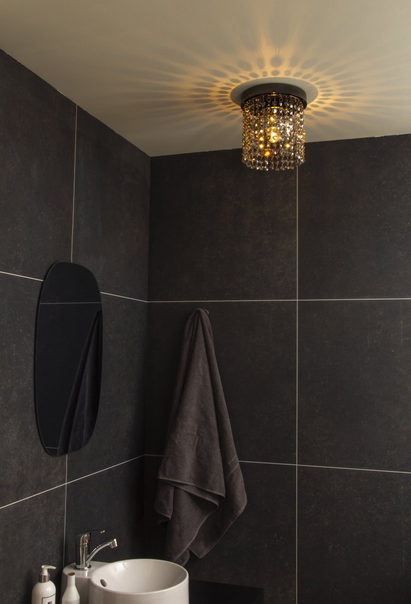 Claudia Ø20 Chrome noir lampe de salle de bain De Aneta Lighting - La lampe est mont&eacute;e directement au plafond et un abat-jour en verre fum&eacute; entoure la source lumineuse pour un &eacute;clairage d'ambiance.