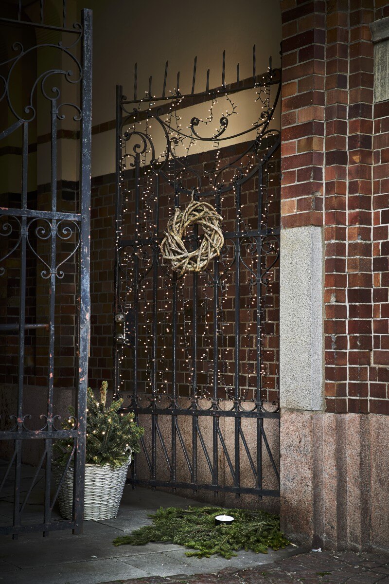 Guirlande Lumineuse Crispy Ice White 16m Noir De Star Trading - Crispy Ice White est une s&eacute;rie de base abordable avec une large gamme et la lueur plus froide est tr&egrave;s adapt&eacute;e aux environnements hivernaux.