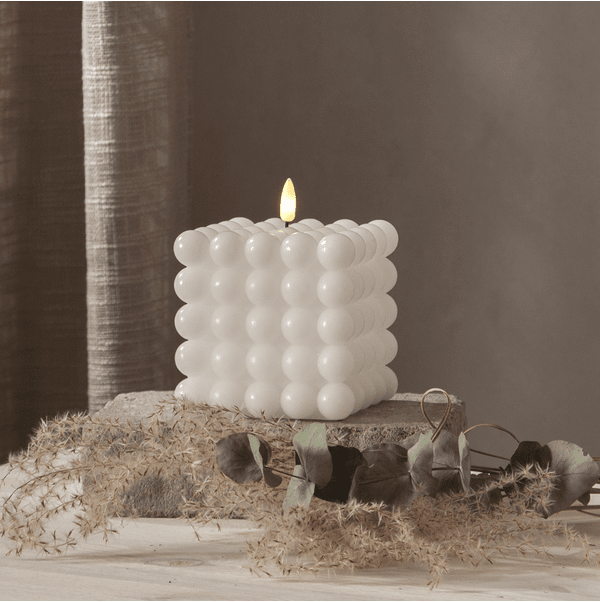 LED Bougie Pilier Flamme Dot Blanc De Star Trading - Cette bougie &agrave; piles est une belle d&eacute;coration aussi bien seule qu'en groupe avec d'autres bougies de la s&eacute;rie Flamme.