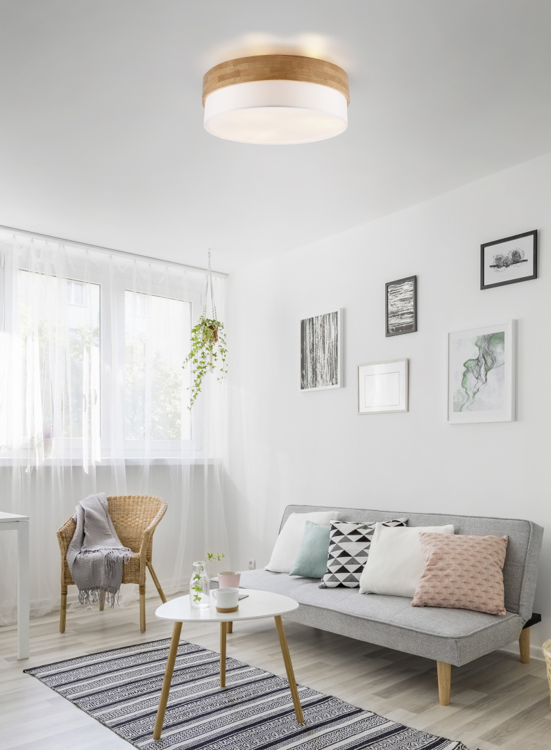 Seasons Ø50 Blanc plafonnier De Trio Lighting - Associ&eacute; &agrave; du bois clair, il cr&eacute;e une atmosph&egrave;re &eacute;l&eacute;gante et confortable, id&eacute;ale au-dessus d'une table &agrave; manger ou dans un salon.