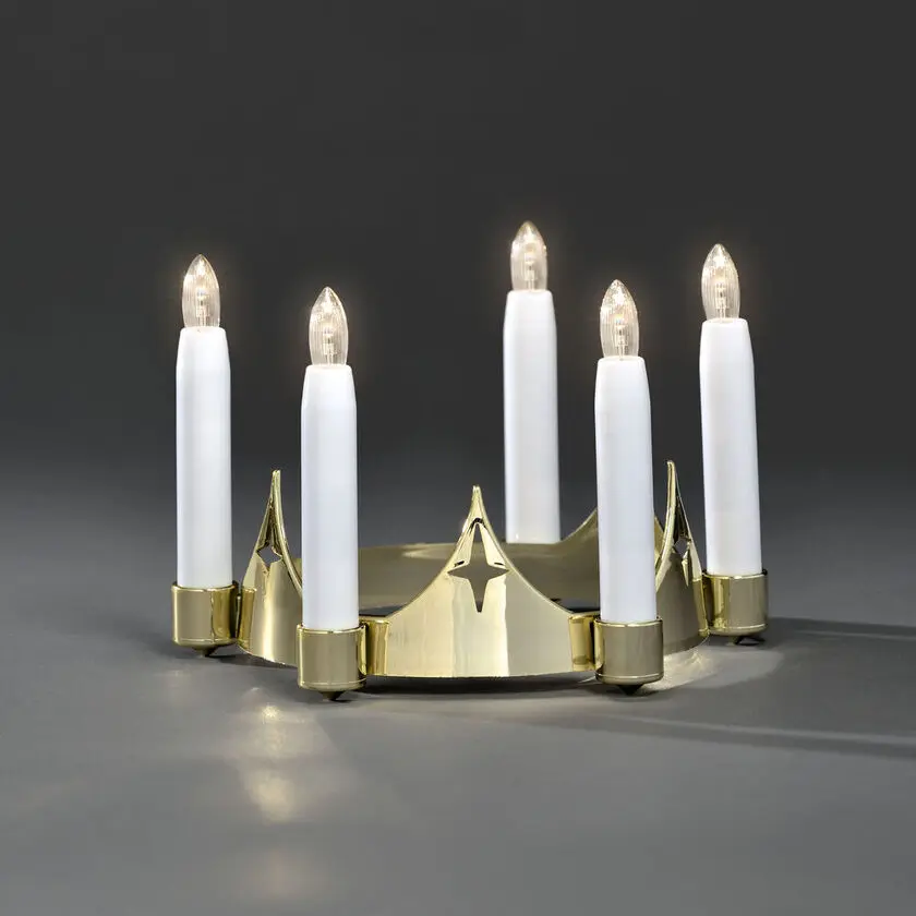 Couronne De Sainte Lucie Or De Konstsmide - Lustre traditionnel Lucia en plastique de couleur dor&eacute;e avec 5 lumi&egrave;res LED blanches qui diffusent une lumi&egrave;re chaude et atmosph&eacute;rique.