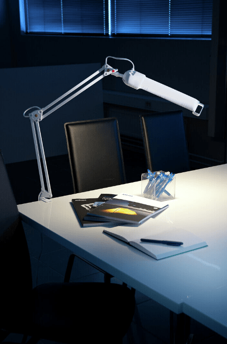 Campus Blanc lampe à pince De Airam - La lumi&egrave;re peut &ecirc;tre facilement fix&eacute;e au plateau de la table ou au comptoir &agrave; l'aide du support de table flexible inclus.