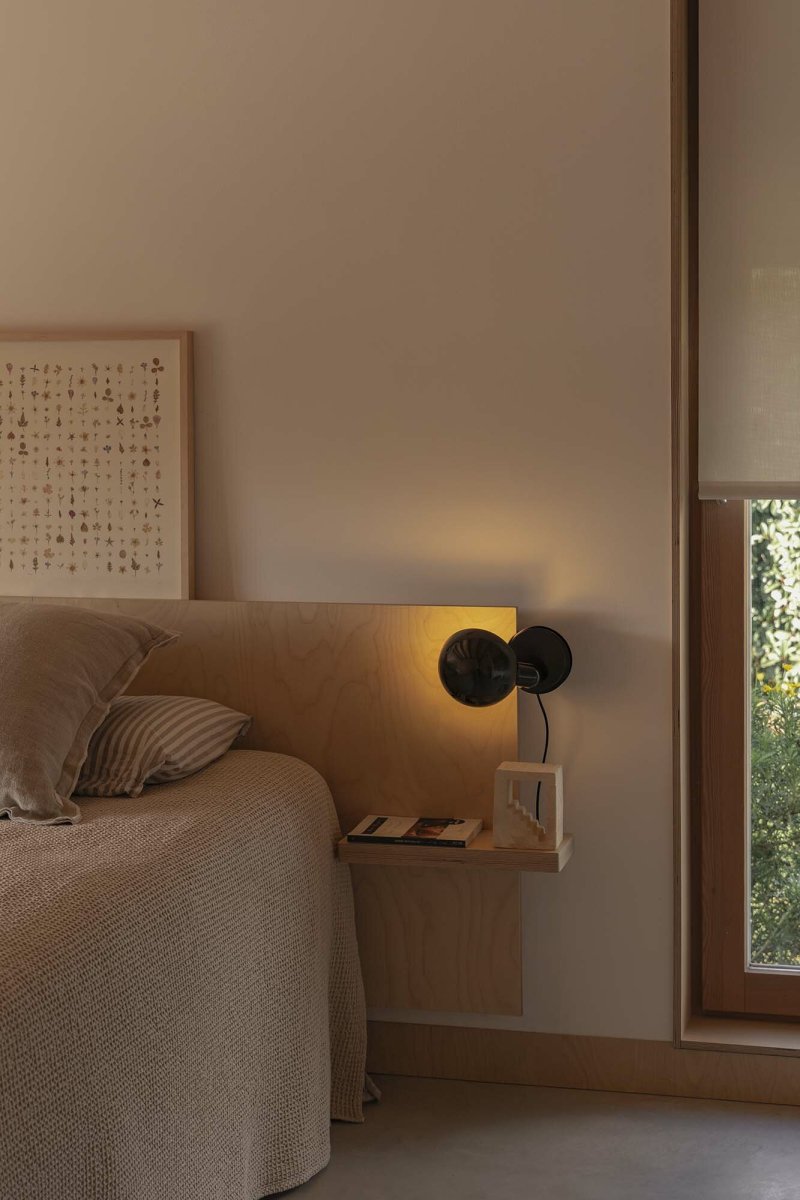 Bela 24cm Noir lampe de bureau De Faro Barcelona - Gr&acirc;ce &agrave; son socle annulaire inclus, Bela se transforme rapidement en une &eacute;l&eacute;gante lampe de table.