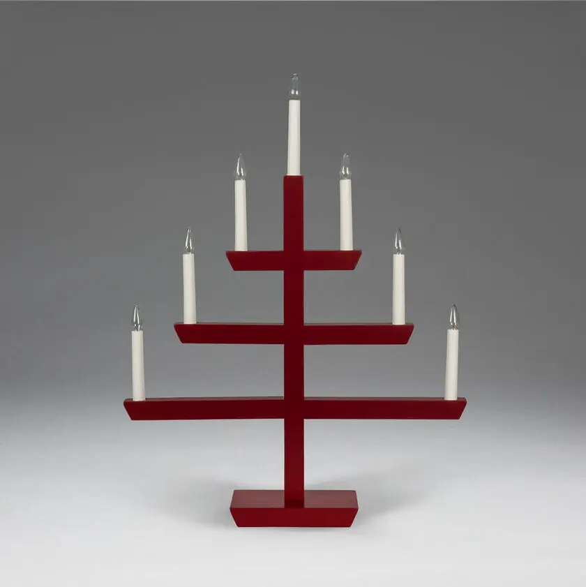 Wooden Candelabra 7 Lights ROUGE De Konstsmide - La combinaison de la sensation classique du bois et de la forme moderne en fait un ajout &eacute;l&eacute;gant &agrave; n'importe quelle maison.