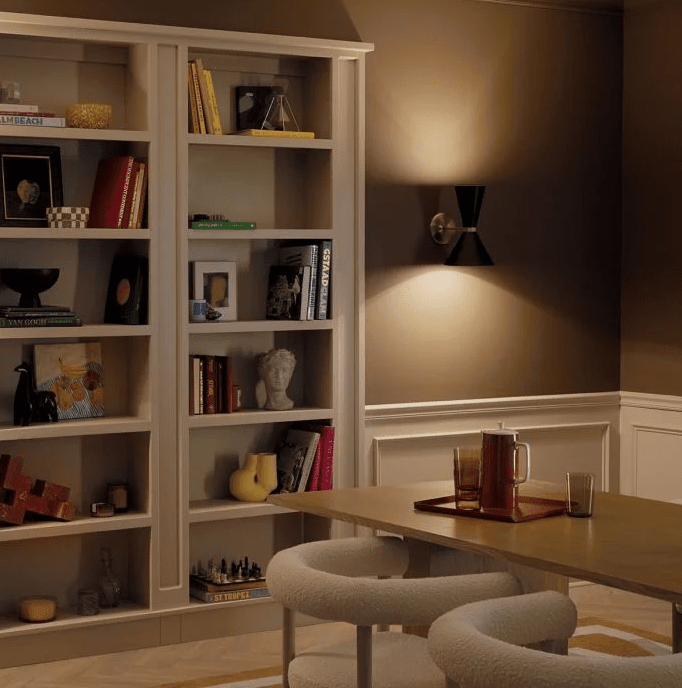 Phix 34cm Noir/bronze applique murale De Elstead Lighting - Son &eacute;l&eacute;gante finition bronze clair, associ&eacute;e au noir, apporte une touche de modernit&eacute; et de style &agrave; votre int&eacute;rieur.