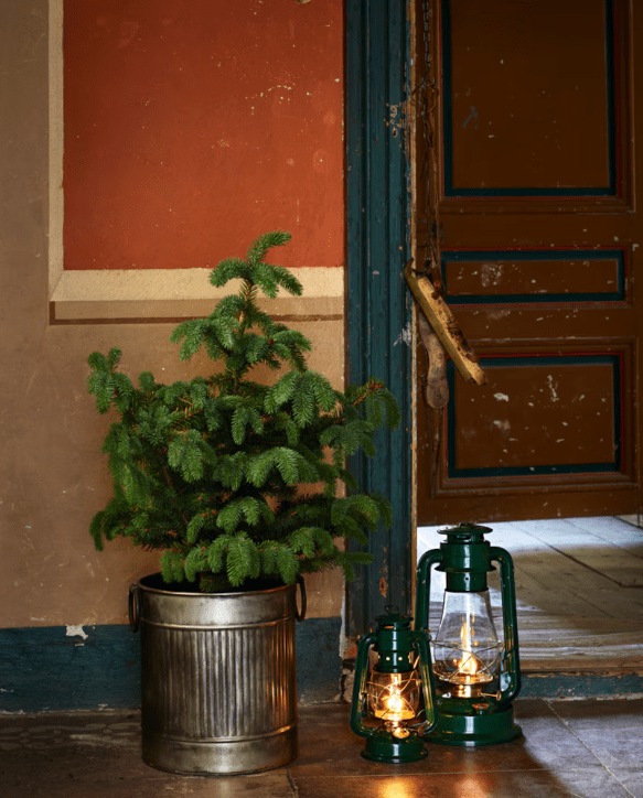 Storm Lantern small Vert De Strömshaga - Une lampe &agrave; p&eacute;trole au design classique qui constitue un beau d&eacute;tail int&eacute;rieur et diffuse une belle lumi&egrave;re &agrave; l'int&eacute;rieur comme &agrave; l'ext&eacute;rieur.