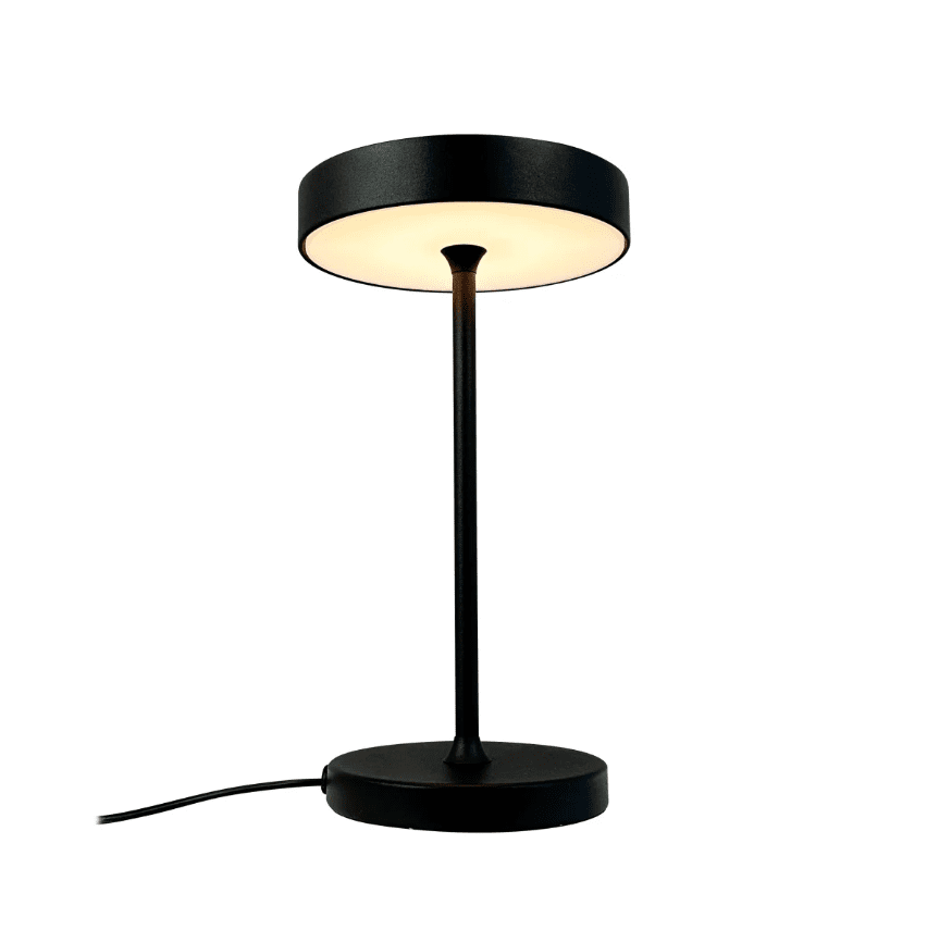 Starlight 25cm Noir lampe de table De Dyberg Larsen - Med inbyggd LED och tre ljusstyrkor, som dimras med 3-stegsdimmern p&aring; lamphuvudet, anpassar den sig enkelt efter olika behov &ndash; fr&aring;n st&auml;mningsfullt sken till fokuserat ljus.