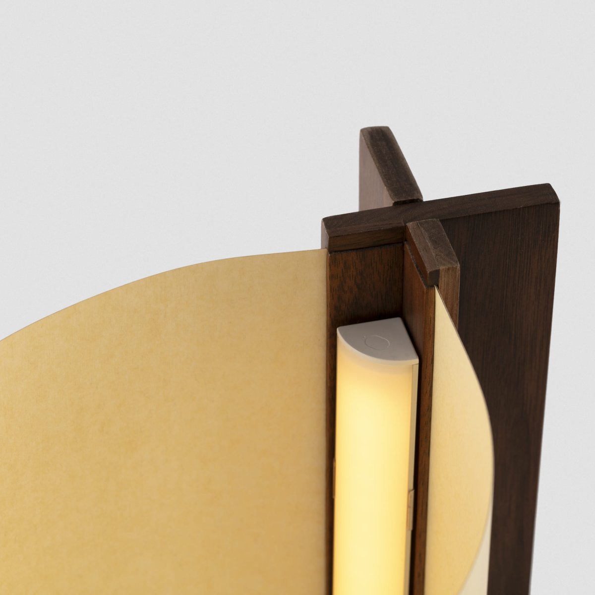 Cata 25cm Noyer lampe de table De Faro Barcelona - Fabriqu&eacute;e en bois certifi&eacute; et durable, elle est livr&eacute;e dans un emballage plat astucieux qui minimise l'espace de rangement et l'impact environnemental du transport.