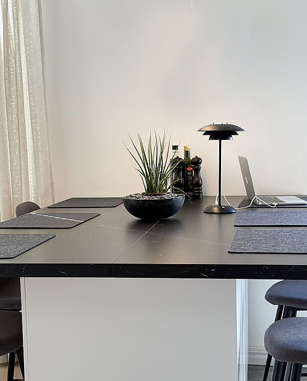 Epsilon 37cm Noir portable De Aneta Lighting - Epsilon est une lampe de table d'int&eacute;rieur &eacute;l&eacute;gante et portable au design intemporel et dot&eacute;e d'un variateur tactile discr&egrave;tement fix&eacute; &agrave; la base.