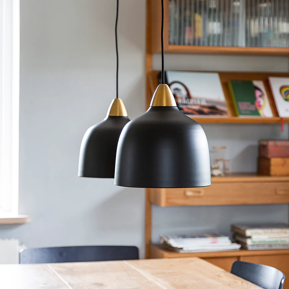 Urban Ø24 Noir suspension De Superliving - La suspension Urban combine un design moderne avec une touche de laiton luxueux pour cr&eacute;er une atmosph&egrave;re &eacute;l&eacute;gante et sophistiqu&eacute;e dans votre maison.