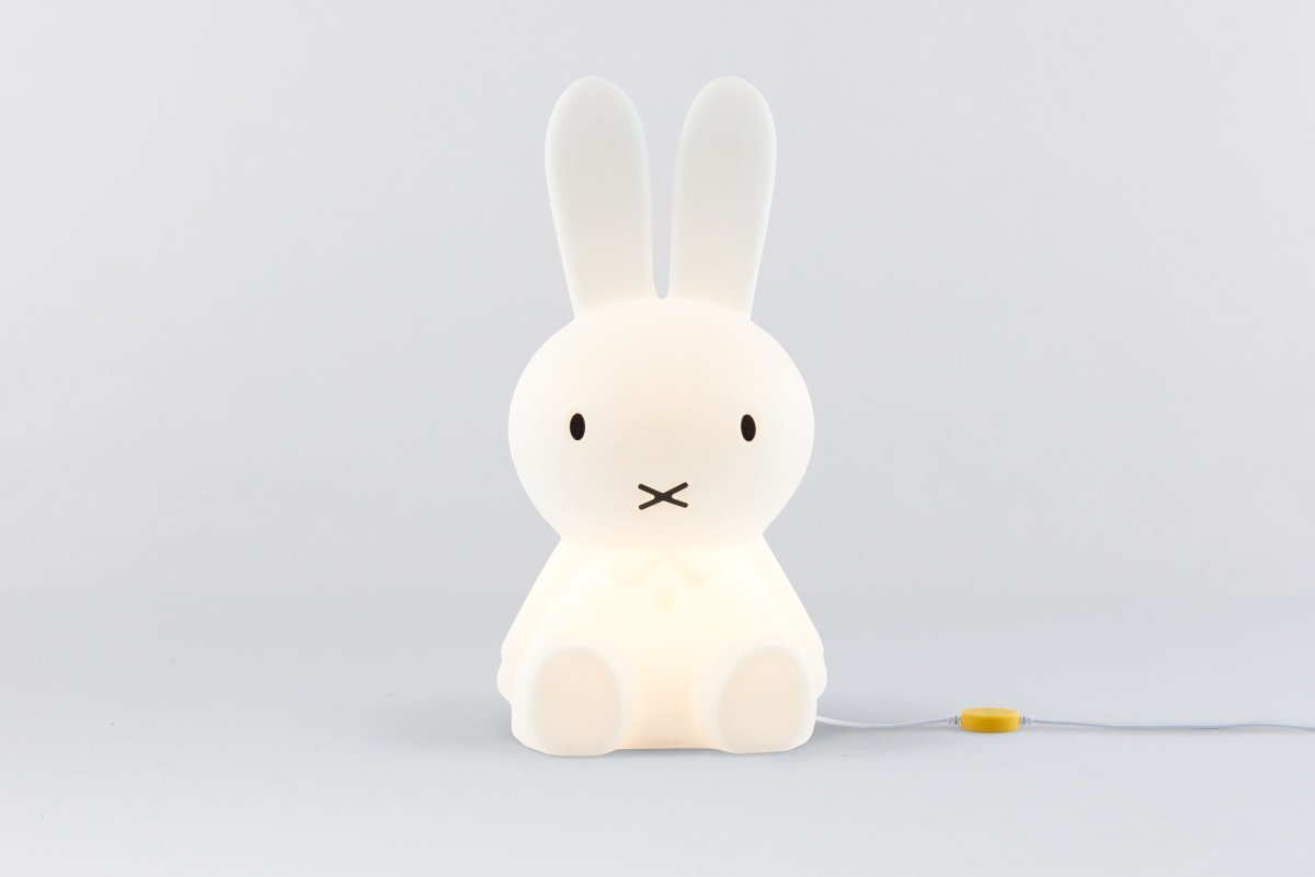 Miffy Star Light Blanc lampe pour enfant De Mr Maria - Miffy Star Light est une lampe de table charmante et emblématique qui ajoutera une atmosphère ludique à votre maison.