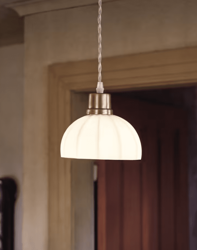 Doris Ø16 Blanc suspension De Strömshaga - &Eacute;tant donn&eacute; que ces luminaires sont souffl&eacute;s &agrave; la main et fabriqu&eacute;s &agrave; partir de verre recycl&eacute;, des variations de couleur naturelles et de petites taches, appel&eacute;es &laquo;&nbsp;&eacute;clats&nbsp;&raquo;, peuvent appara&icirc;tre sur le verre.