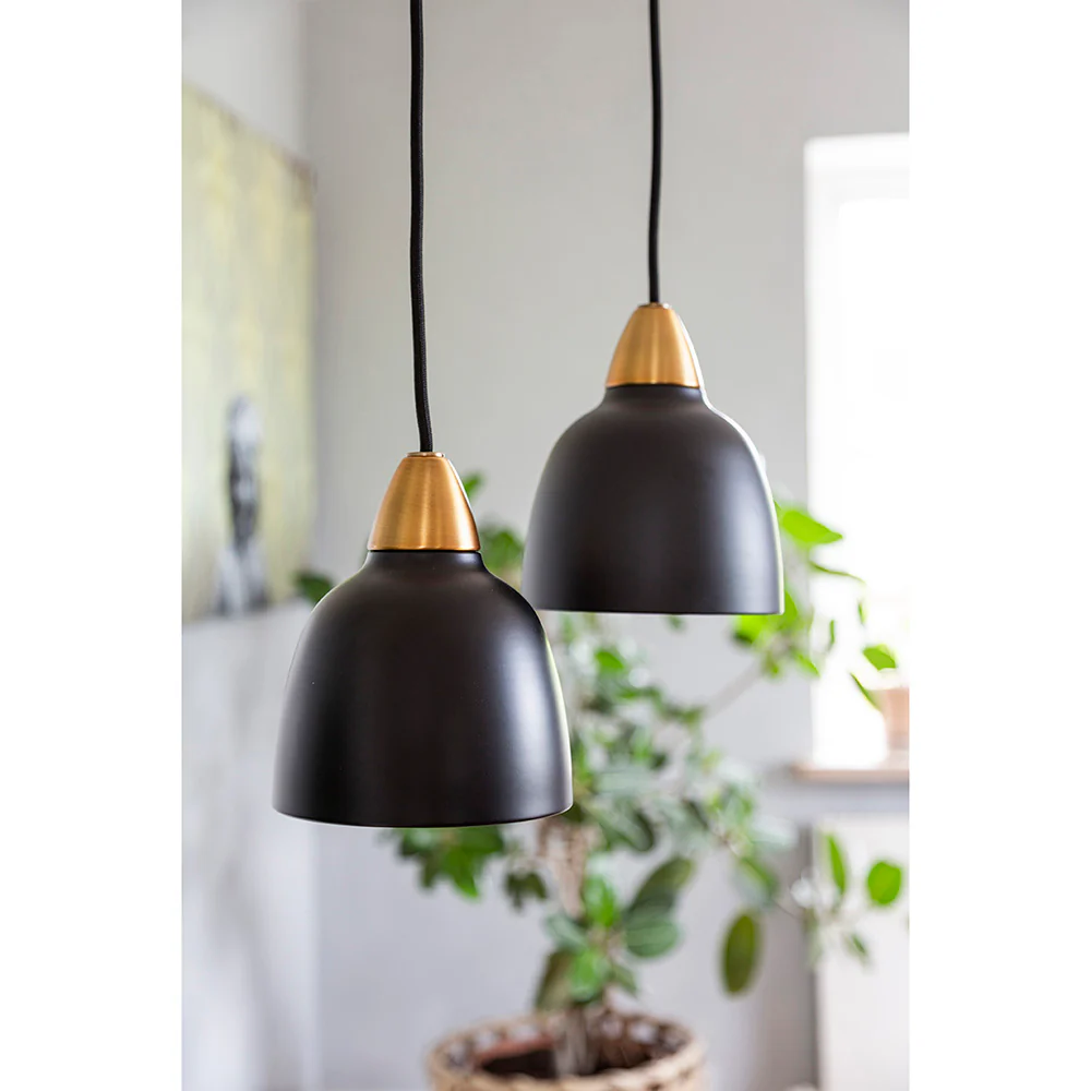 Urban Mini Ø15 Noir suspension De Superliving - Malgr&eacute; sa petite taille, Urban Mini offre une distribution lumineuse impressionnante et s'int&egrave;gre aussi bien au-dessus du comptoir de la cuisine que dans un coin lecture confortable.