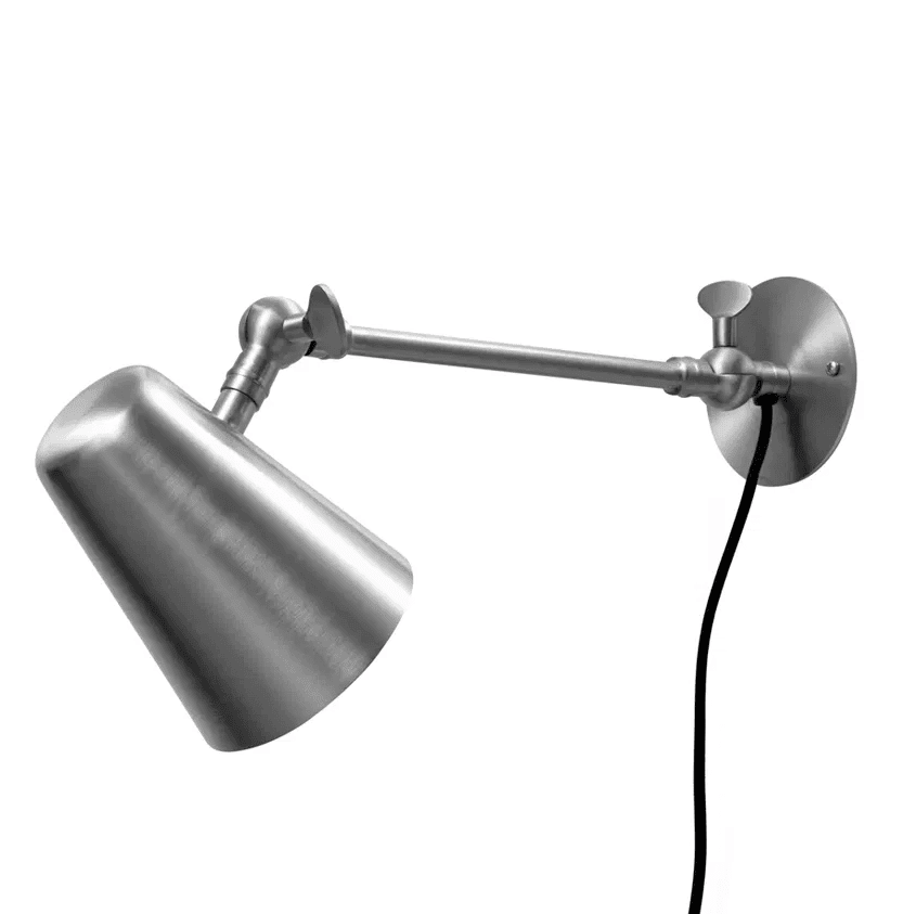 Vala Long 42cm Acier brossé applique murale De H. Skjalm P - Il s'int&egrave;gre parfaitement dans le couloir, le long du comptoir de la cuisine ou comme veilleuse &agrave; c&ocirc;t&eacute; du lit.