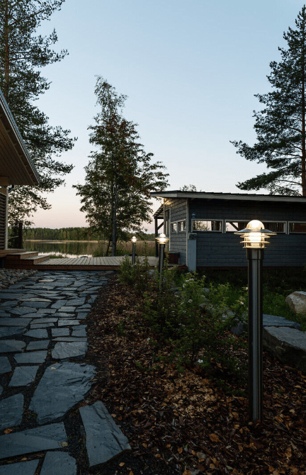 Käpylä 110cm Noir bornes De Airam - Un d&ocirc;me en verre prot&egrave;ge la source lumineuse et dirige la lumi&egrave;re vers le haut et vers le bas et entre les lattes en acier de couleur assortie de la lampe.