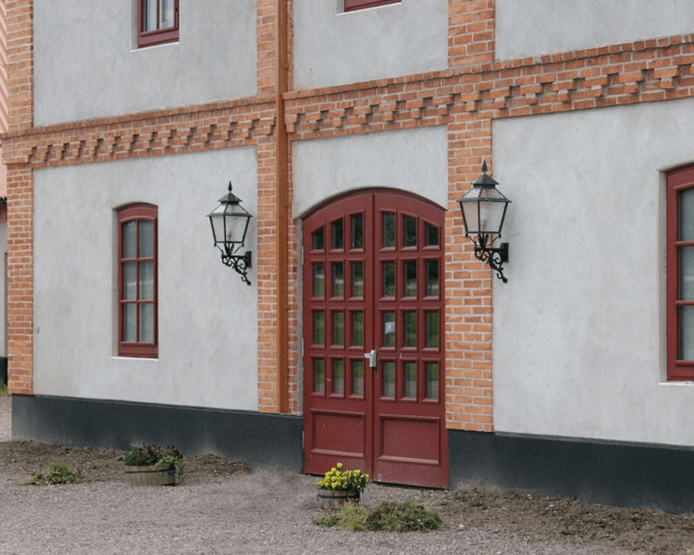 Eriksberg Cuivre oxydé lampe d’extérieur De Westal - La lanterne poss&egrave;de une partie inf&eacute;rieure en fer forg&eacute; noir antique et une partie sup&eacute;rieure en cuivre fortement oxyd&eacute;, lui conf&eacute;rant un design &eacute;l&eacute;gant et intemporel.