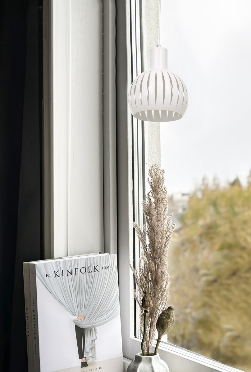 Grafika Ø15 Blanc lampe de fenêtre De Aneta Lighting - GRAFIKA est une petite suspension avec un c&acirc;ble de 4 m de long, une prise murale et un interrupteur d'alimentation plac&eacute; au centre.