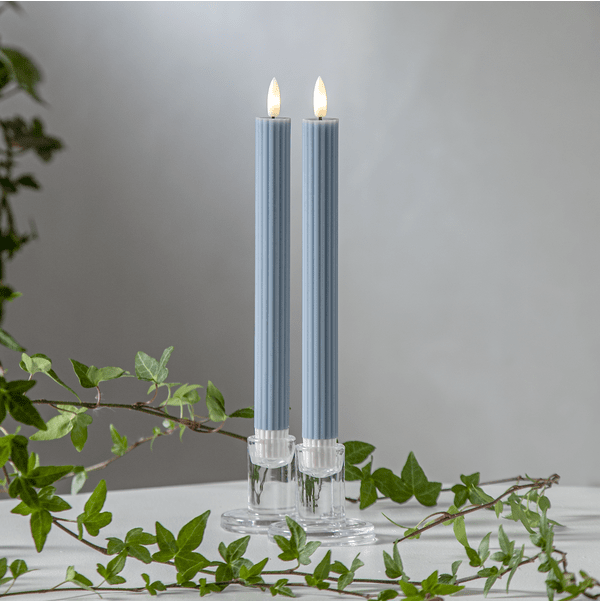 LED Bougie Cierge Flamme Stripe Bleu De Star Trading - Ces bougies ont une base recouverte de silicone qui donne aux bougies un support plus sûr dans le chandelier.