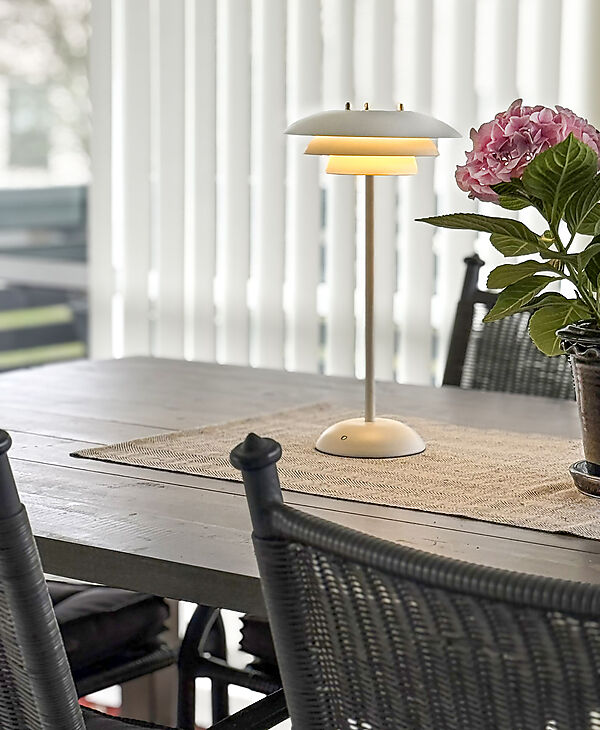 Epsilon 37cm Blanc portable De Aneta Lighting - Epsilon est une lampe de table d'int&eacute;rieur &eacute;l&eacute;gante et portable au design intemporel et dot&eacute;e d'un variateur tactile discr&egrave;tement fix&eacute; &agrave; la base.