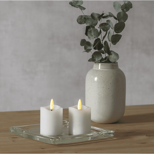 LED Bougie Pilier Flamme Blanc De Star Trading - Pack de 2 bougies bloc avec une flamme tr&egrave;s naturelle qui brille d'une lueur blanche chaude.