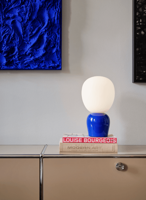 Buddy 34cm Bleu lampe de table De Belid - Gr&acirc;ce &agrave; sa lumi&egrave;re douce et son design raffin&eacute;, Buddy s'int&egrave;gre harmonieusement dans tous les int&eacute;rieurs &ndash; une lampe qui apportera lumi&egrave;re et caract&egrave;re pour des g&eacute;n&eacute;rations.