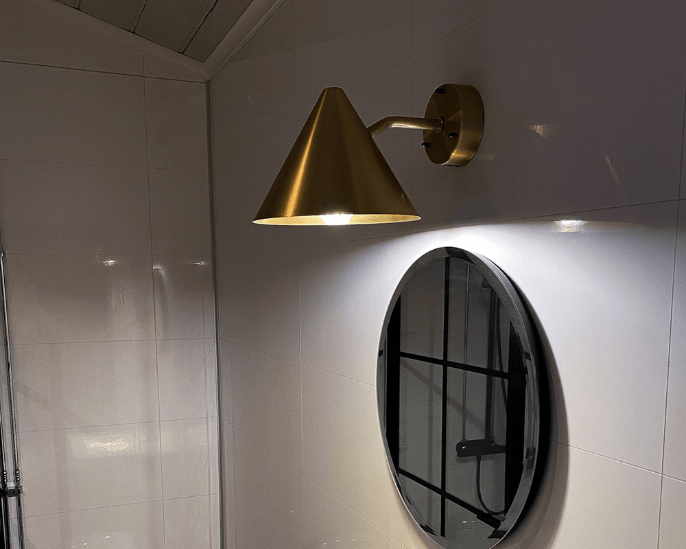 Tratt Laiton lampe d’extérieur De Westal - Le panneau arrière est équipé de deux entrées et sorties et d'un bornier à connexion rapide pour une installation facile.