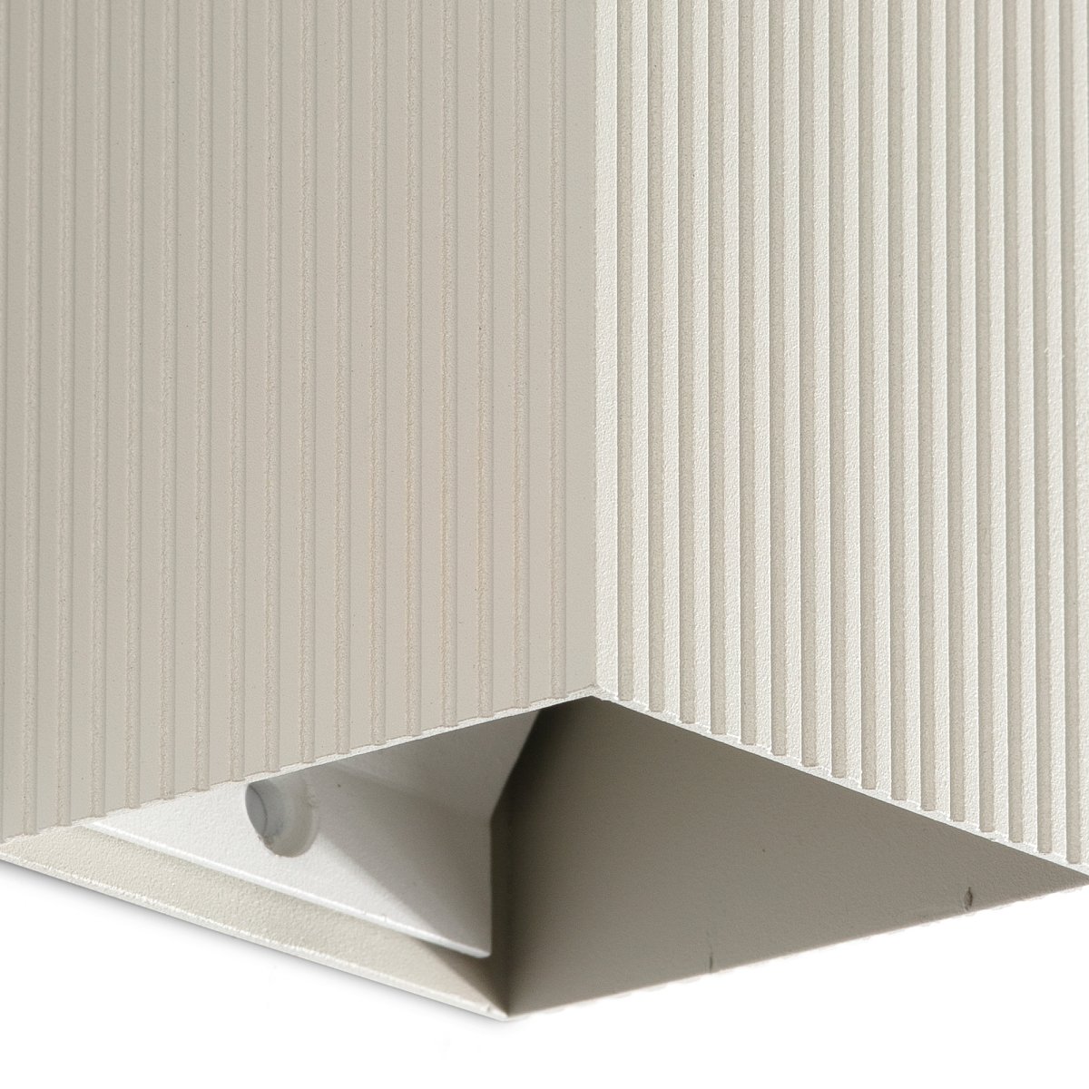 Lune 10cm Gris rainuré applique murale De Faro Barcelona - Lune est une applique murale carr&eacute;e &agrave; la surface grise nervur&eacute;e qui allie fonctionnalit&eacute; et style.