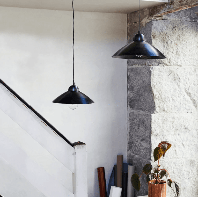 Studio Ø40 Noir antique suspension De H. Skjalm P - La suspension Studio en m&eacute;tal avec une finition noire antique est un plafonnier &eacute;l&eacute;gant avec une silhouette simple et belle.