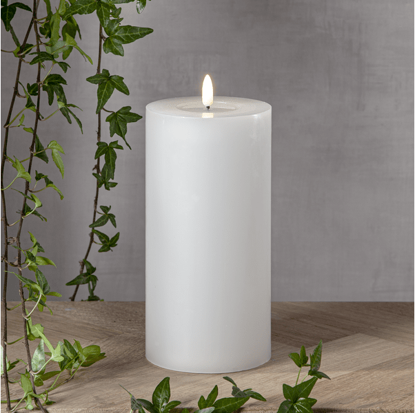 LED Bougie Pilier Flamme Flow Big Blanc De Star Trading - Il dispose d'une fonction minuterie et lorsque l'interrupteur est allumé, la lumière brillera pendant 6 heures en mode minuterie, éteinte pendant 18 heures (en répétition), avec une belle flamme réaliste dans une lumière blanche chaude.
