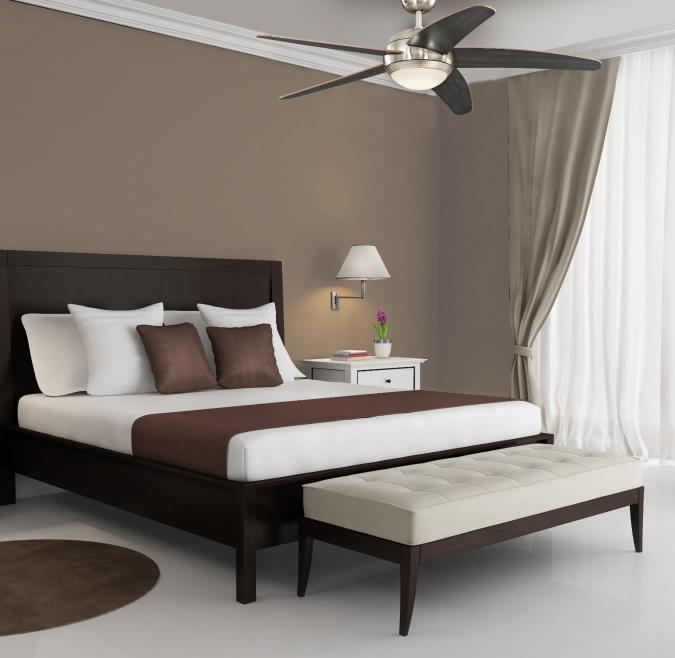 Bendan Ø132 Chrome De Westinghouse - Le ventilateur présente une finition chromée satinée avec un design élégant et des pales en wengé qui lui donnent un look sophistiqué.