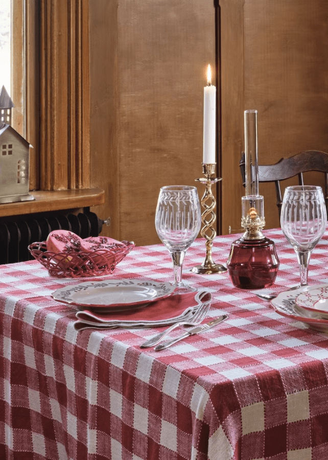 Kerosene Lamp Majken Mid ROUGE De Strömshaga - Lampe &agrave; p&eacute;trole en verre teint&eacute; bordeaux, cr&eacute;ant une belle teinte tout en conservant une surface transparente.