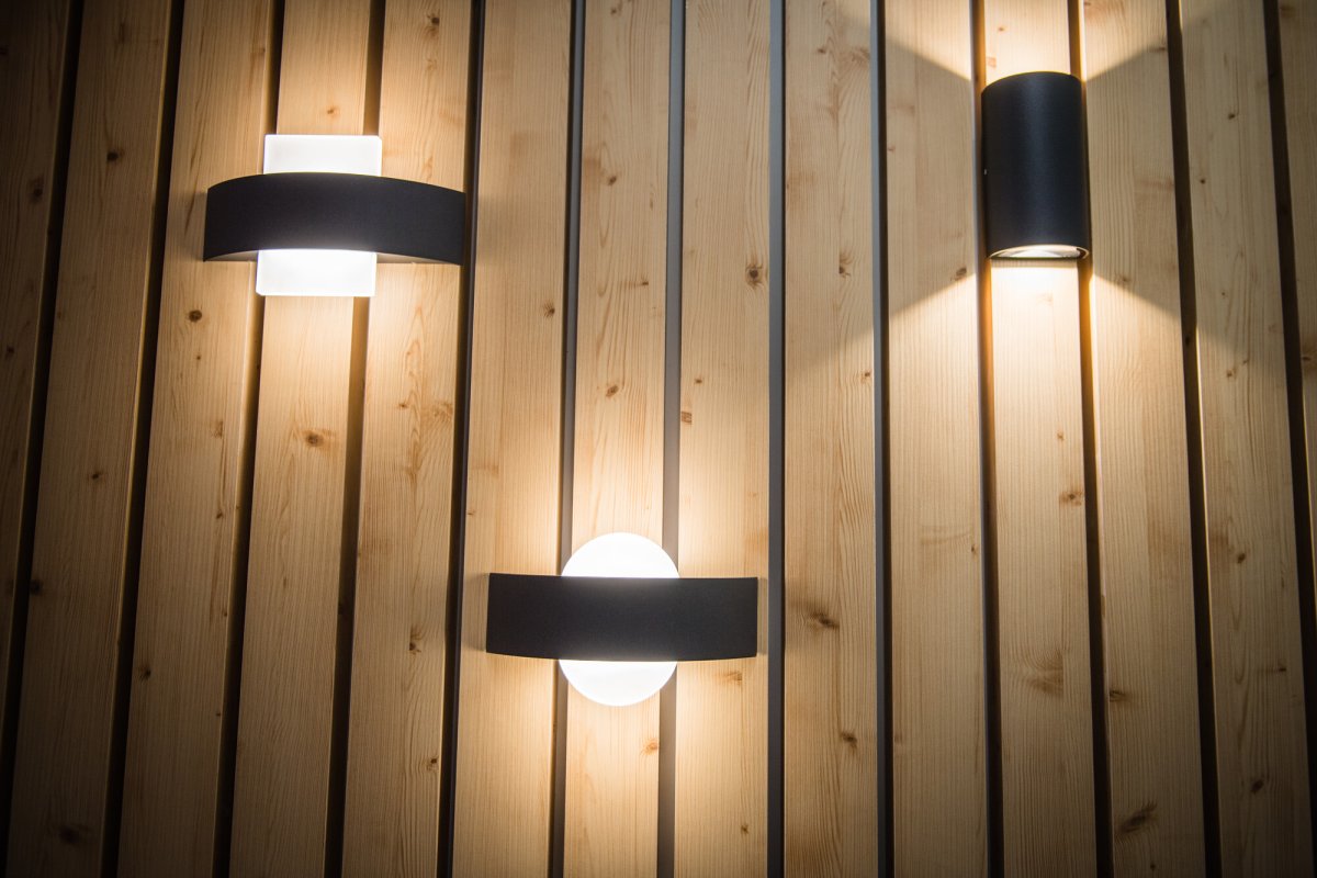 Shield Square Gris foncé lampe d’extérieur De Osram - Tillverkad av aluminium och med IP44-klassning &auml;r den t&aring;lig mot v&auml;der och passar perfekt f&ouml;r fasader, entr&eacute;er och uteplatser.