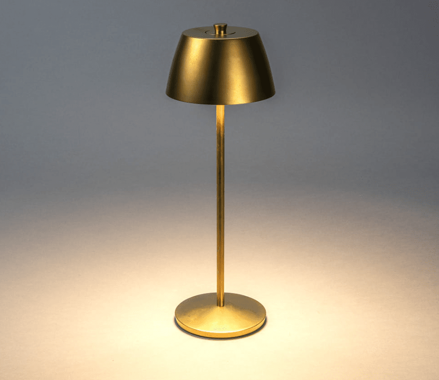Èze 32cm Or mat portable De Konstsmide - La lampe est &eacute;quip&eacute;e d'un variateur tactile pour que vous puissiez r&eacute;gler la luminosit&eacute; et la temp&eacute;rature de couleur de la lumi&egrave;re jaune chaude &agrave; la lumi&egrave;re blanche chaude.