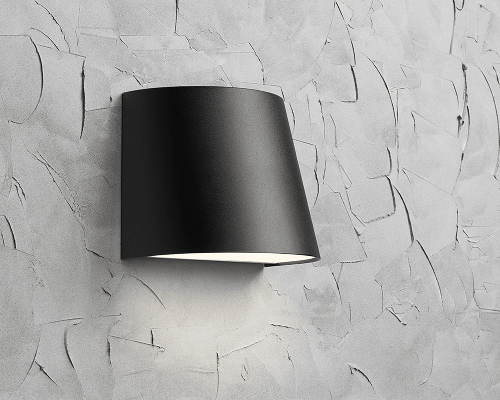 Mini Noir lampe d’extérieur De Westal - La mini applique murale est fabriquée en aluminium anodisé, est revêtue de poudre noire et dispose d'une protection anti-éblouissement en PET-G.
