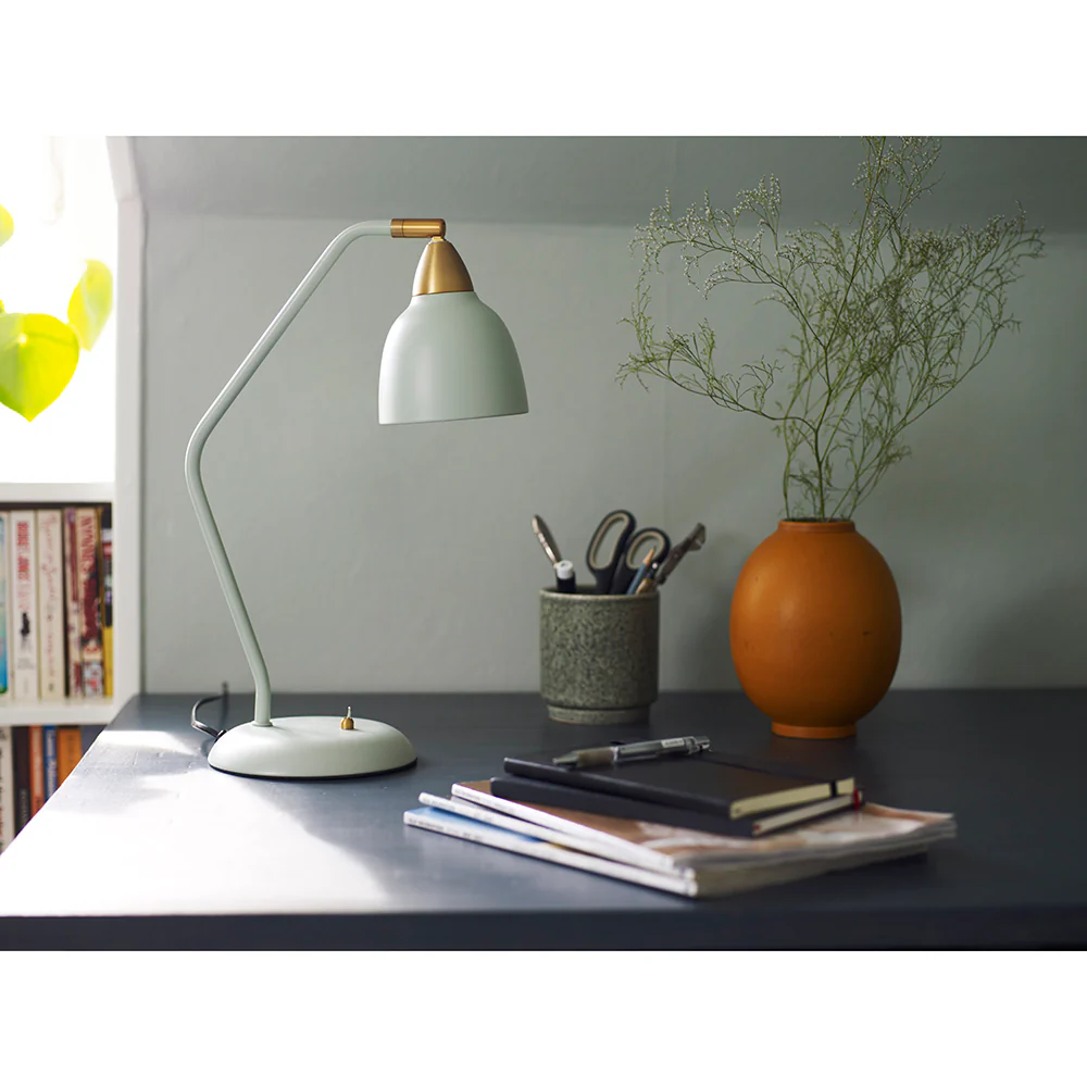 Urban 45cm Vert clair lampe de bureau De Superliving - Pimentez votre espace de travail avec la lampe de bureau Urban dans un élégant vert clair mat avec des détails en laiton.