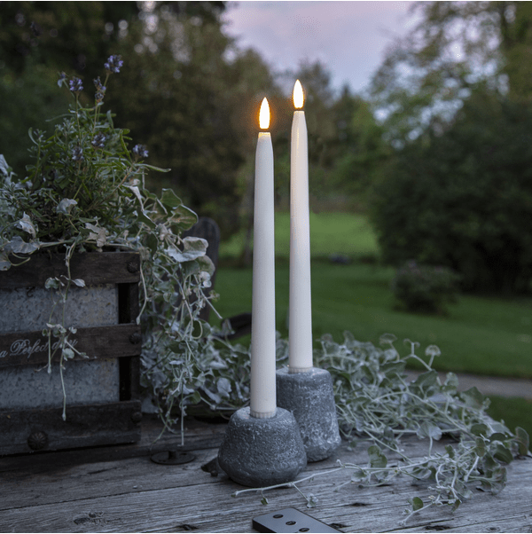 LED Bougie Cierge Flamme Slim Blanc De Star Trading - Les lumières ont une surface lisse et une flamme qui donne une lueur et une apparence naturelles.