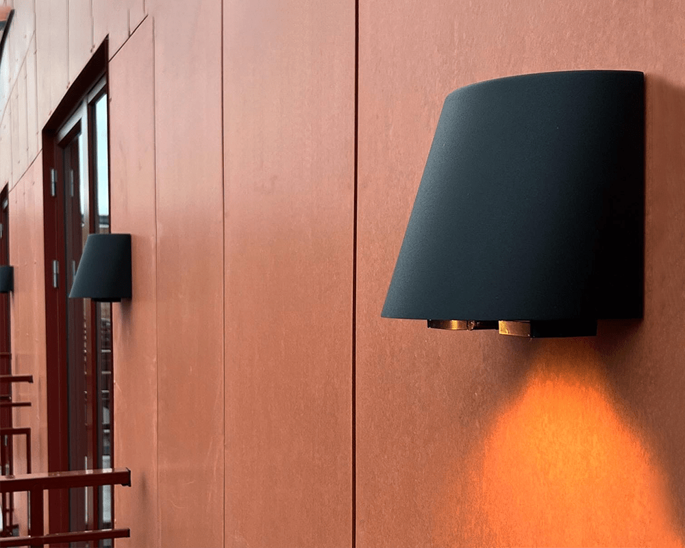 Mini m. uttag Noir lampe d’extérieur De Westal - Le panneau arrière est équipé de deux entrées et sorties et d'un bornier à connexion rapide à 4 broches.