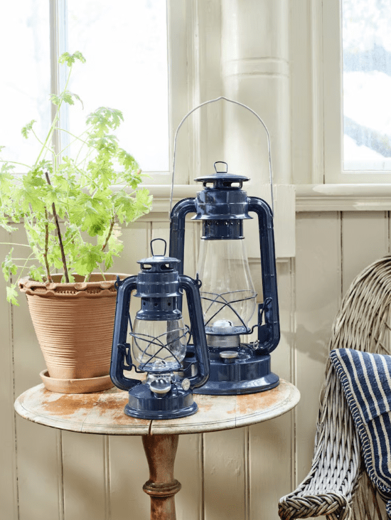 Storm Lantern big Bleu De Strömshaga - Une lanterne au design classique qui s'int&egrave;gre parfaitement dans le hangar &agrave; bateaux, dans la cabine ou sur la plage et assure un confort maximal.