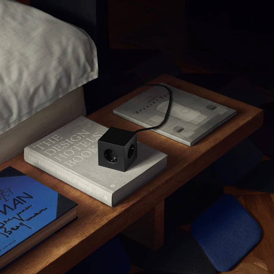 Square 1 with 30W Dual USBC & Magnetic base, 3m Noir De Avolt - Multiprise au design &eacute;l&eacute;gant d'Avolt avec un long c&acirc;ble en PVC, un cube en plastique recycl&eacute; et une plaque magn&eacute;tique sur le fond pour l'accrocher au mur.