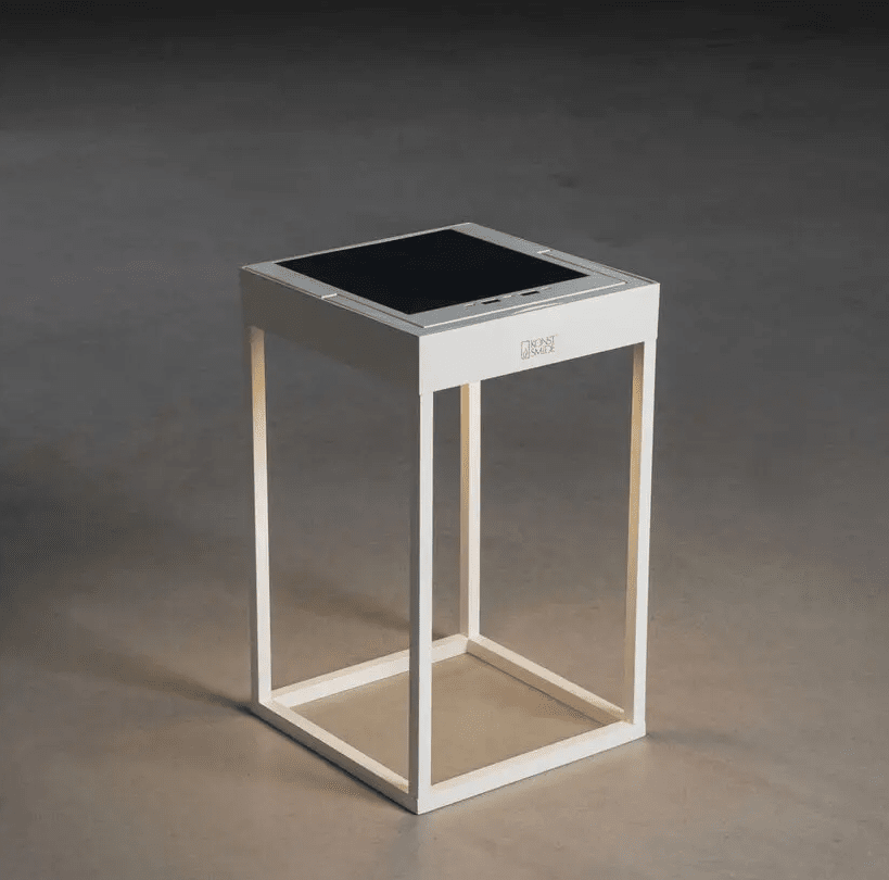 Portofino 30cm Blanc lampe solaire De Konstsmide - La lampe dispose d'un variateur permettant de régler la luminosité et la température de couleur.