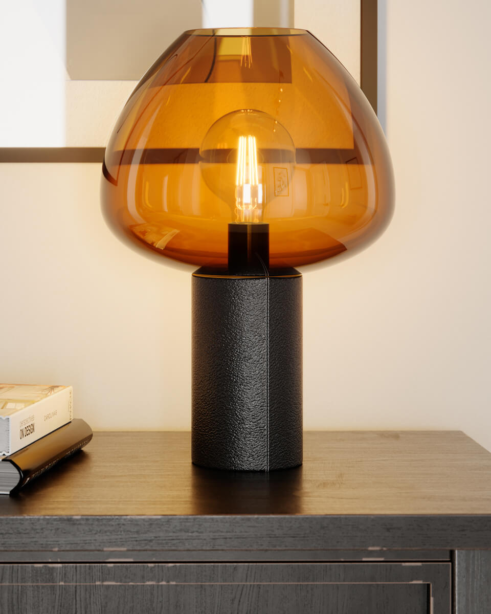 Cozy 42cm Brandy lampe de table De By Rydéns - La lampe de table confortable a une base de lampe recouverte de cuir artificiel noir et une couture transparente.