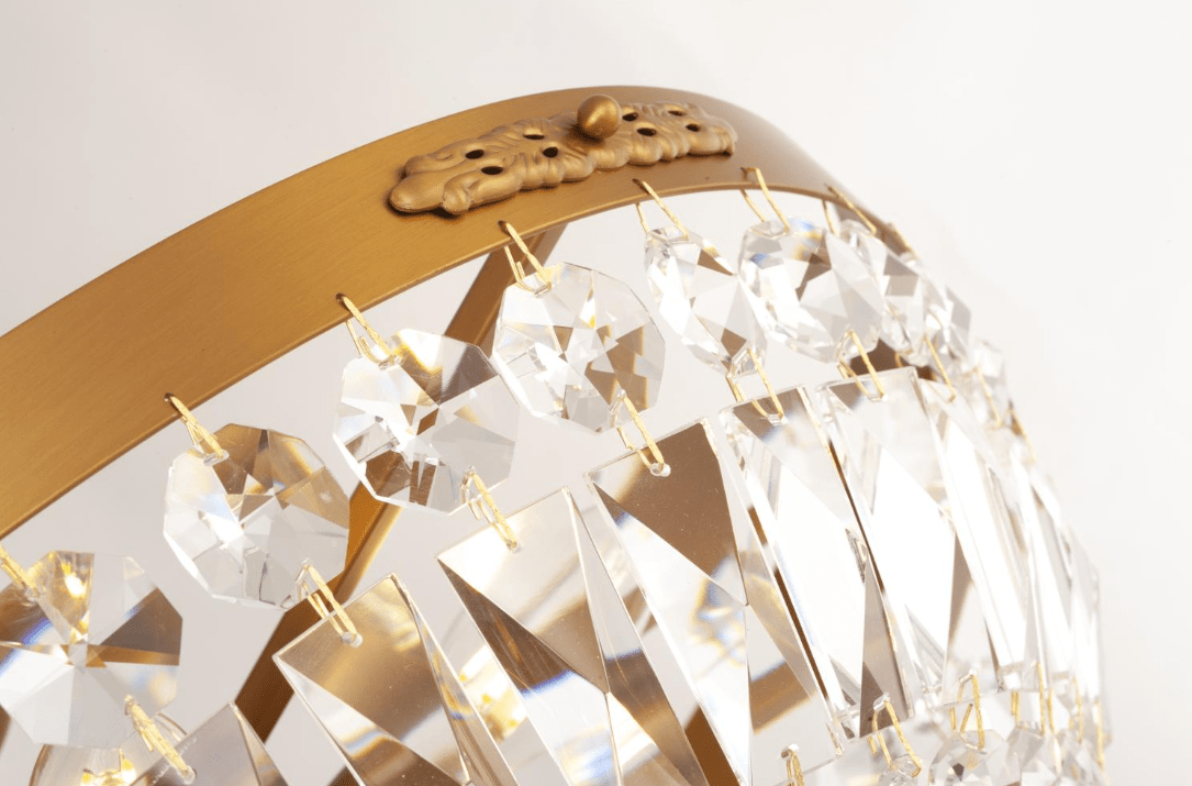 Rhea Ø50 Laiton brossé cristal De Norrsken Design - Le plafonnier Rhea en laiton brossé est une lumière enchanteresse avec des prismes en cristal K9 de classe 1 taillé à la main.