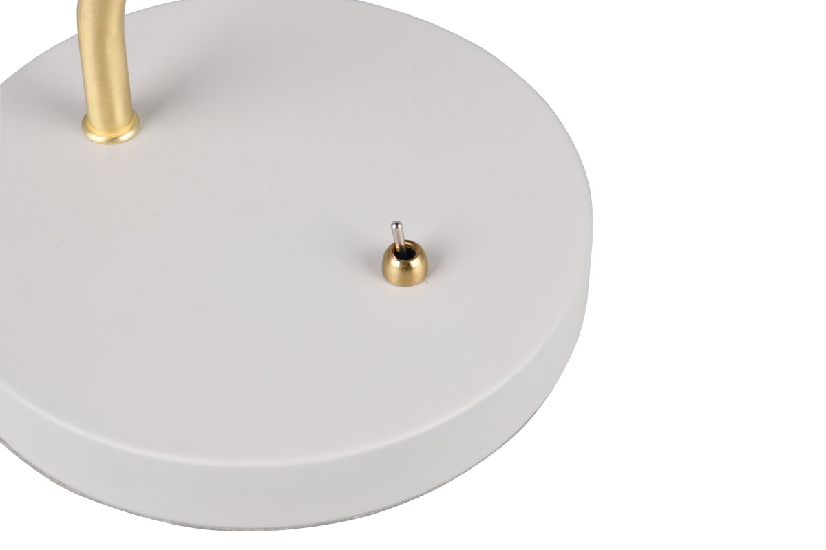 Traveller 54cm Gris lampe de bureau De Trio Lighting - La lampe de table Traveller allie un design élégant à une fonctionnalité intelligente et à des détails raffinés.