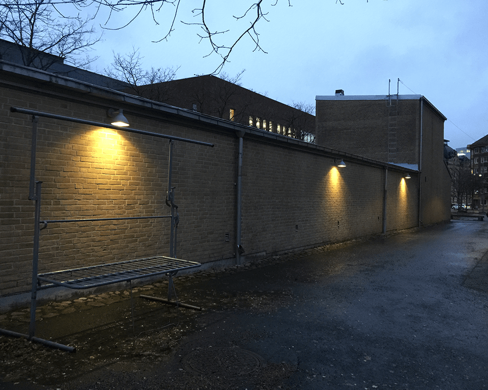 Ark Mini Gris lampe d’extérieur De Westal - Le luminaire est doté d'une douille GU10 et est conçu pour une utilisation en extérieur avec un indice de protection IP44.