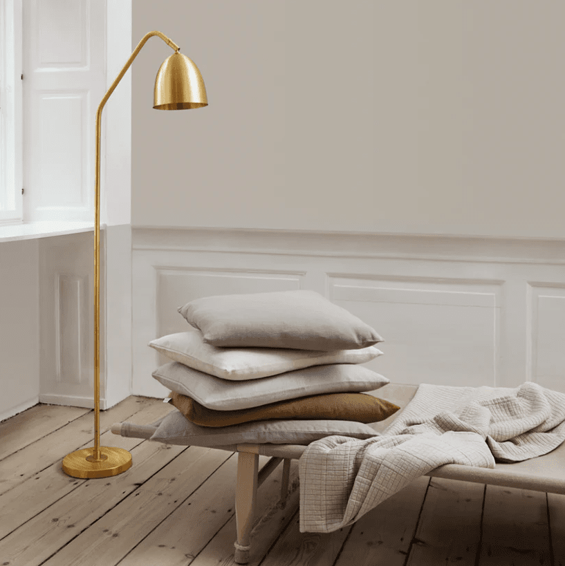 Soft Laiton mat lampadaire De H. Skjalm P - Il s'intègre également parfaitement dans le couloir ou le bureau et offre une belle lumière vers le bas et une atmosphère chaleureuse.