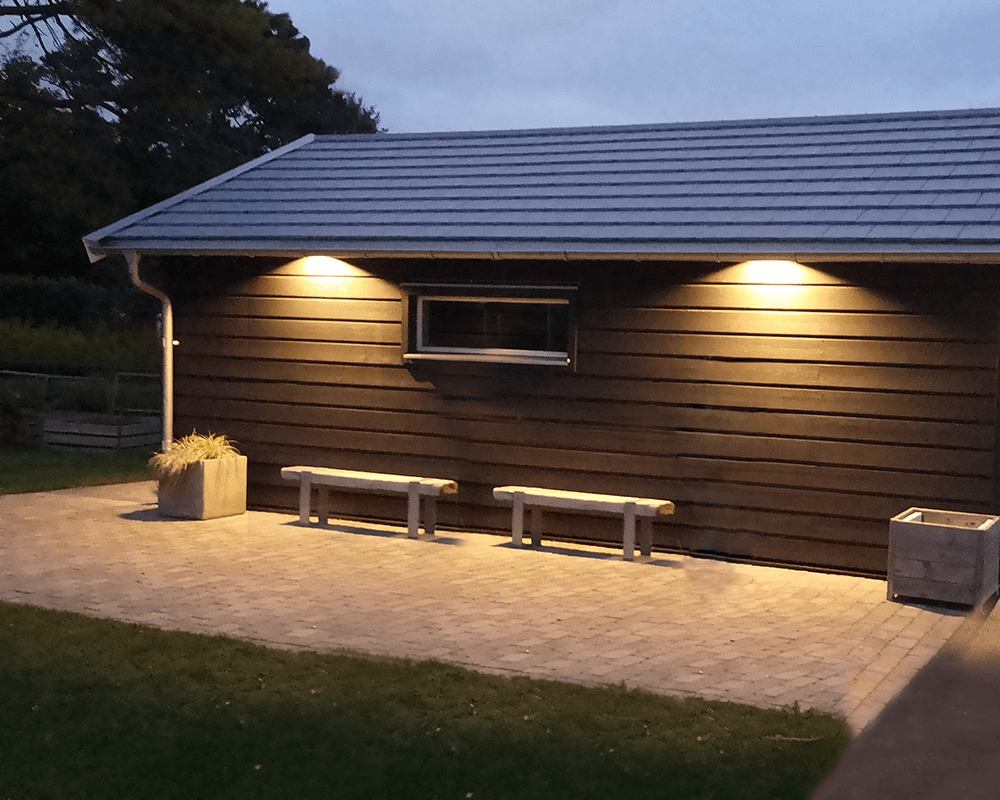 Tora Blanc De Westal - Fabriqué en aluminium anodisé et revêtu de poudre blanche, assurant durabilité et protection contre les intempéries et le vent.